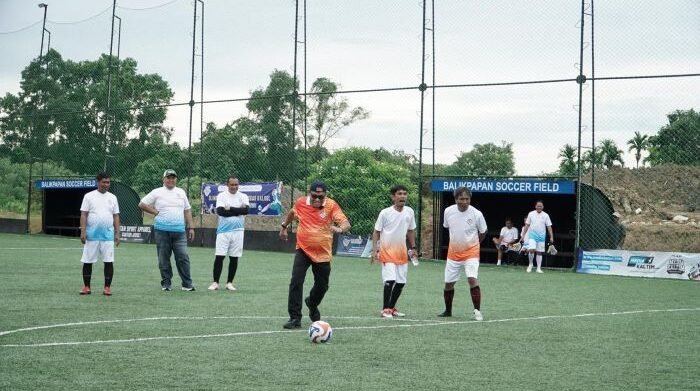 Kepala SKK Migas Wilayah Kalsul, Azhari Idris, saat melakukan kick off pada pembukaan Olimpiade Media Hulu Migas Kalsul 2025 yang berlangsung di Lapangan BSF, kawasan Beller, kota Balikpapan, pada Kamis (6/11/2025). Foto: BorneoFlash/Ist