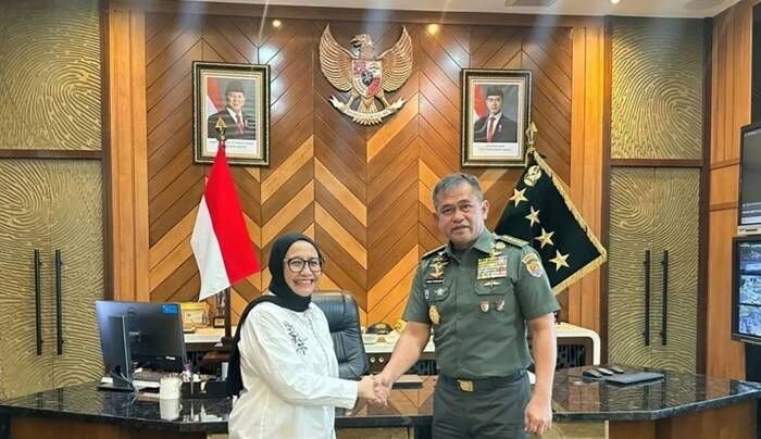 Kepala Staf TNI Angkatan Darat (KSAD) Jenderal TNI Maruli Simanjuntak (kanan) menerima kunjungan Wakil Kepala BGN Nanik Sudaryati Deyang (kiri) di Markas Besar TNI AD, Jakarta, Kamis, (30/10/2025). FOTO : ANTARA/HO-BGN.