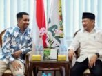 Ketua Badan Amil Zakat Nasional (Baznas) RI Noor Achmad (kanan) bersama pendakwah sekaligus pemengaruh Habib Ja'far Al-Hadar (kiri) dalam pertemuan di Kantor Baznas RI, Jakarta, Selasa (4/11/2025). FOTO : ANTARA/HO-Baznas RI
