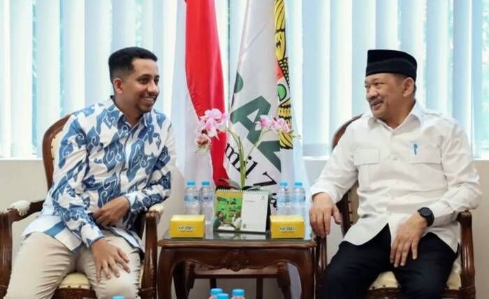 Ketua Badan Amil Zakat Nasional (Baznas) RI Noor Achmad (kanan) bersama pendakwah sekaligus pemengaruh Habib Ja'far Al-Hadar (kiri) dalam pertemuan di Kantor Baznas RI, Jakarta, Selasa (4/11/2025). FOTO : ANTARA/HO-Baznas RI