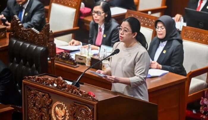Ketua DPR Puan Maharani menyampaikan pidato pada Rapat Paripurna Ke-7 Masa Persidangan II Tahun Sidang 2025-2026 di Kompleks Parlemen Senayan, Jakarta, Selasa (4/11/2025). Rapat yang dihadiri oleh 279 anggota DPR tersebut beragendakan pidato pembukaan masa persidangan oleh Ketua DPR dan pelantikan pengganti antarwaktu (PAW) anggota DPR dan anggota MPR masa jabatan tahun 2024-2029. FOTO : ANTARA/Rivan Awal Lingga/rwa.