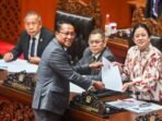 Menteri Hukum Supratman Andi Agtas (kedua kiri) menyerahkan berkas pendapat akhir kepada Ketua DPR Puan Maharani (kanan) yang disaksikan oleh Wakil Ketua DPR Adies Kadir (kedua kanan) dan Saan Mustopa (kiri) pada Rapat Paripurna ke-8 DPR RI Masa Persidangan II Tahun Sidang 205-2026 di Kompleks Parlemen, Senayan, Jakarta, Selasa (18/11/2025). FOTO: ANTARA/Rivan Awal Lingga/aa.