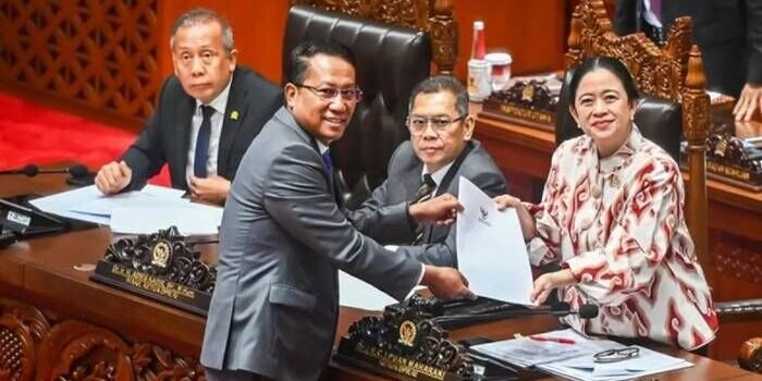 Menteri Hukum Supratman Andi Agtas (kedua kiri) menyerahkan berkas pendapat akhir kepada Ketua DPR Puan Maharani (kanan) yang disaksikan oleh Wakil Ketua DPR Adies Kadir (kedua kanan) dan Saan Mustopa (kiri) pada Rapat Paripurna ke-8 DPR RI Masa Persidang