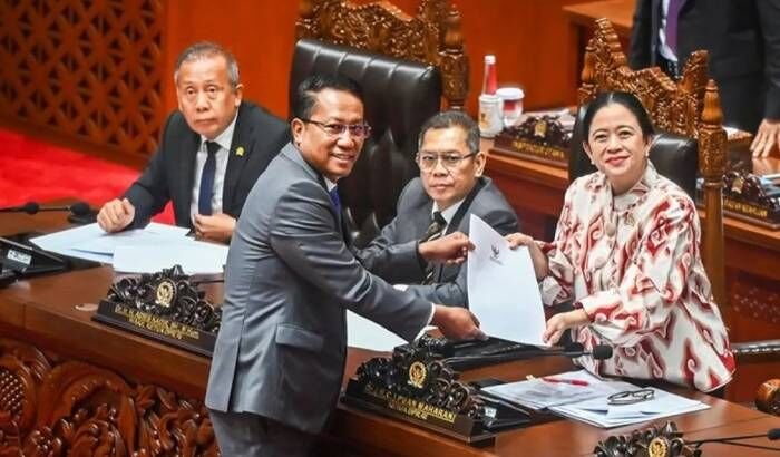 Menteri Hukum Supratman Andi Agtas (kedua kiri) menyerahkan berkas pendapat akhir kepada Ketua DPR Puan Maharani (kanan) yang disaksikan oleh Wakil Ketua DPR Adies Kadir (kedua kanan) dan Saan Mustopa (kiri) pada Rapat Paripurna ke-8 DPR RI Masa Persidangan II Tahun Sidang 205-2026 di Kompleks Parlemen, Senayan, Jakarta, Selasa (18/11/2025). FOTO: ANTARA/Rivan Awal Lingga/aa.