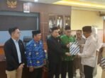 Ketua DPRD Kukar, Ahmad Yani usai melakukan audiensi dengan calon jamaah haji. Foto: BorneoFlash/Ernita Sriana
