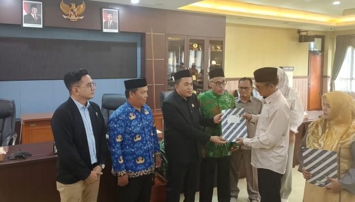Ketua DPRD Kukar, Ahmad Yani usai melakukan audiensi dengan calon jamaah haji. Foto: BorneoFlash/Ernita Sriana