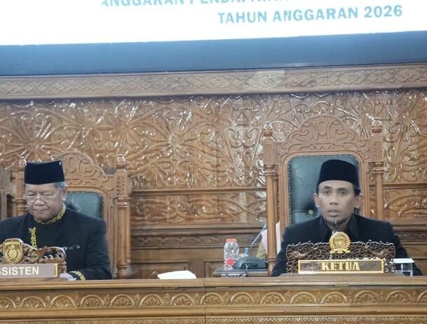 Ketua DPRD Kutim, Jimmi, S.T., M.T.  Pimpin Rapat Paripurna ke-13 Masa Persidangan I Tahun Sidang 2025/2026, pada Selasa (25/11/2025). Foto: HO/dprdkutaitimur.id