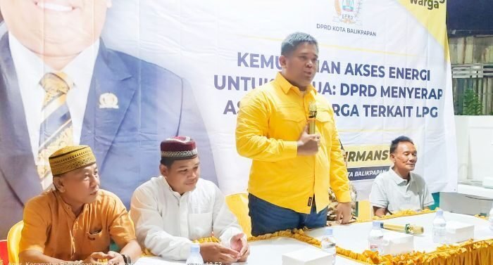 Ketua Komisi II DPRD Kota Balikpapan, Fauzi Adi Firmansyah menggelar dialog publik bersama puluhan warga RT 32 kawasan Graha Indah, Kecamatan Balikpapan Utara, Sabtu malam (15/10/2025). Foto: BorneoFlash/Ardian