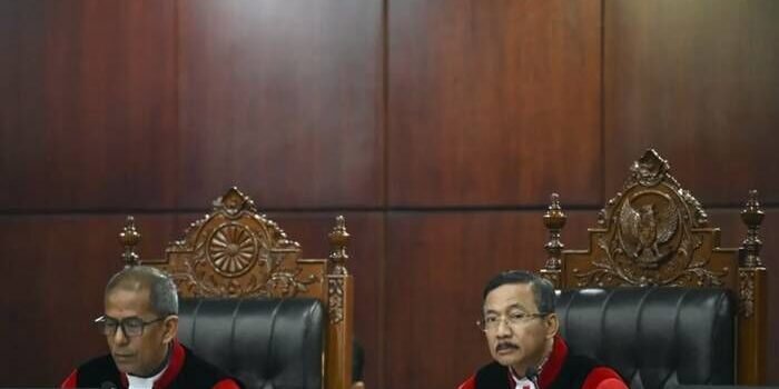 Ketua Mahkamah Konstitusi Suhartoyo (kanan) didampingi Wakil Ketua MK Saldi Isra memimpin sidang pembacaan putusan uji materiil UU Polri di Gedung MK, Jakarta, Kamis (13/11/2025). MK mengabulkan uji materiil terhadap pasal 28 ayat (3) UU No. 2 tahun 2002 