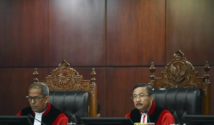 Ketua Mahkamah Konstitusi Suhartoyo (kanan) didampingi Wakil Ketua MK Saldi Isra memimpin sidang pembacaan putusan uji materiil UU Polri di Gedung MK, Jakarta, Kamis (13/11/2025). MK mengabulkan uji materiil terhadap pasal 28 ayat (3) UU No. 2 tahun 2002 tentang Kepolisian Negara Republik Indonesia sehingga kini anggota Polri aktif harus mengundurkan diri atau pensiun untuk menduduki jabatan di luar kepolisian. FOTO : ANTARA/Hafidz Mubarak A/bar.