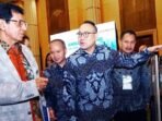 Ketua Umum Asaki Edy Suyanto (kedua kanan) bersama dengan Direktur Jenderal Industri Kimia, Farmasi, dan Tekstil (IKFT) Kemenperin, Taufiek Bawazier (kiri) dalam The 32nd World Ceramic Tiles Forum (WCTF) 2025 di Yogyakarta, Senin (10/11/2025). FOTO : ANTARA/HO-Kemenperin/am.