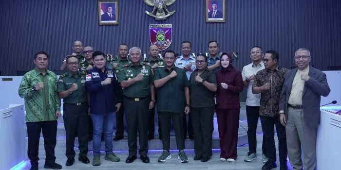 Komisi I DPR RI melaksanakan RDP Spesifik bersama Kodam VI/Mulawarman di Ruang Yudha Makodam VI/Mlw, Jl. Jenderal Sudirman Balikpapan, pada Rabu (12/11/2025). Foto: HO/Pendam VI/Mlw