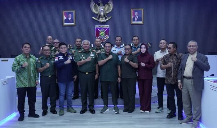 Komisi I DPR RI melaksanakan RDP Spesifik bersama Kodam VI/Mulawarman di Ruang Yudha Makodam VI/Mlw, Jl. Jenderal Sudirman Balikpapan, pada Rabu (12/11/2025). Foto: HO/Pendam VI/Mlw