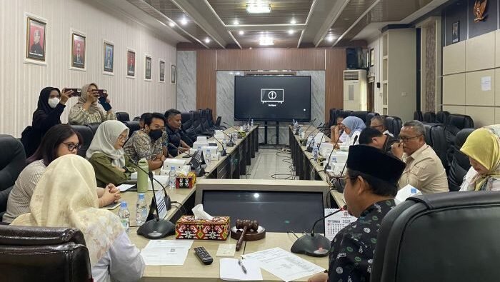 Komisi II DPRD Kota Balikpapan RDP bersama PT Pertamina Patra Niaga dan 12 agen LPG 3 kilogram, di Ruang Rapat Gabungan DPRD Balikpapan, pada Rabu (5/11/2025). Foto: BorneoFlash/Ardian