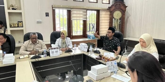 Komisi II DPRD Kota Balikpapan RDP bersama PT Pertamina Patra Niaga dan 12 agen LPG 3 kilogram, di Ruang Rapat Gabungan DPRD Balikpapan, pada Rabu (5/11/2025). Foto: BorneoFlash/Ardian