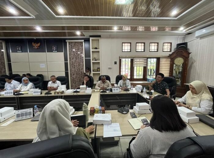 Komisi II DPRD Kota Balikpapan RDP bersama PT Pertamina Patra Niaga dan 12 agen LPG 3 kilogram, di Ruang Rapat Gabungan DPRD Balikpapan, pada Rabu (5/11/2025). Foto: BorneoFlash/Ardian