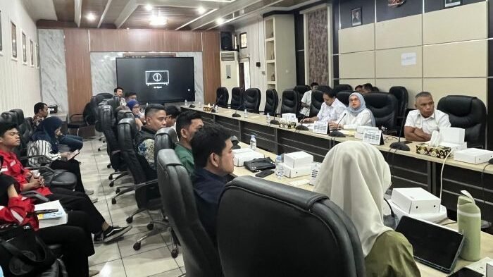 Komisi II DPRD Kota Balikpapan RDP bersama PT Pertamina Patra Niaga dan 12 agen LPG 3 kilogram, di Ruang Rapat Gabungan DPRD Balikpapan, pada Rabu (5/11/2025). Foto: BorneoFlash/Ardian