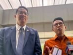 Menteri Keuangan Purbaya Yudhi Sadewa (kiri) dan Ketua Komisi XI DPR Mukhamad Misbakhun (kanan) ditemui awak media di depan Kantor Kementerian Keuangan seusai turun dari mobil pribadinya bersama Misbakhun di Jakarta, Senin (27/10/2025). FOTO: ANTARA/Harianto