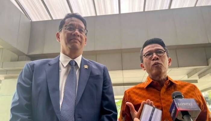 Menteri Keuangan Purbaya Yudhi Sadewa (kiri) dan Ketua Komisi XI DPR Mukhamad Misbakhun (kanan) ditemui awak media di depan Kantor Kementerian Keuangan seusai turun dari mobil pribadinya bersama Misbakhun di Jakarta, Senin (27/10/2025). FOTO: ANTARA/Harianto