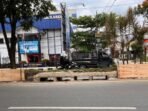 Kondisi median Jalan Pahlawan yang telah dibongkar beberapa waktu lalu kini dibiarkan terbuka dan dinilai dapat mengganggu kenyamanan serta keselamatan pengguna jalan. Foto: BorneoFlash/Nur Ainunnisa