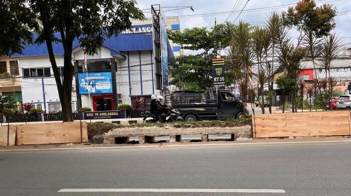 Kondisi median Jalan Pahlawan yang telah dibongkar beberapa waktu lalu kini dibiarkan terbuka Kondisi median Jalan Pahlawan yang telah dibongkar beberapa waktu lalu kini dibiarkan terbuka dan dinilai dapat mengganggu kenyamanan serta keselamatan pengguna jalan. Foto: BorneoFlash/Nur Ainunnisa