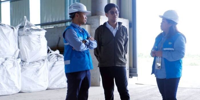 Manajemen PLN UID Kaltimra saat kunjungan kerja ke PT Kalimantan Ferro Industry (KFI) di Sanga-Sanga, Kutai Kartanegara, Kalimantan Timur. Foto: HO/PLN UID Kaltimra
