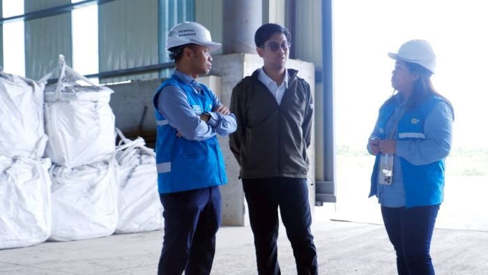 Manajemen PLN UID Kaltimra saat kunjungan kerja ke PT Kalimantan Ferro Industry (KFI) di Sanga-Sanga, Kutai Kartanegara, Kalimantan Timur. Foto: HO/PLN UID Kaltimra