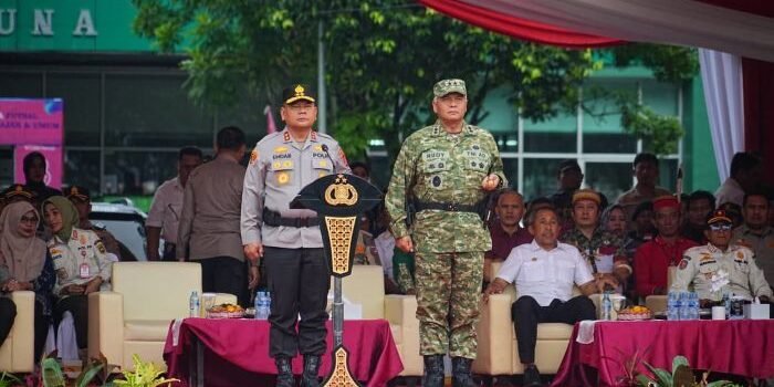 Pangdam VI/Mulawarman Mayjen TNI Rudy Rachmat Nugraha, S.I.P., M.Sc., menghadiri Apel Gelar Pasukan dalam rangka Simulasi Sispamkota Penanganan dan Pengamanan Kegiatan Unjuk Rasa yang digelar oleh Polda Kalimantan Timur di halaman parkir GOR Kadrie Oening, Samarinda, Pada Jumat (31/10/2025). Foto: HO/Pendam VI/Mlw