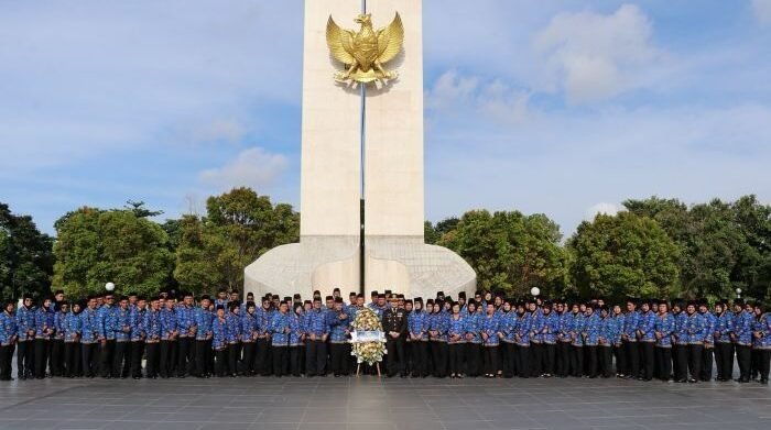 Memperingati HUT Korpri ke-54 ASN Polda Kaltim melaksanakan kegiatan upacara ziarah dan tabur bunga di Taman Makam Pahlawan (TMP) Dharma Agung, Balikpapan, pada Rabu (12/11/2025). Foto: HO/Humas Polda Kaltim