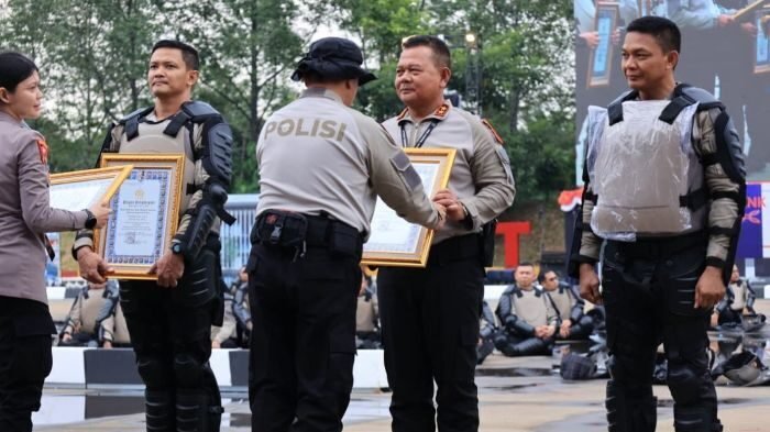 Kapolda Kaltim Irjen Pol Endar Priantoro, S.H., S.I.K., C.F.E., M.H., Saat Menerima penghargaan Pada ajang Apel Kasatwil 2025. Foto: HO/Humas Polda Kaltim