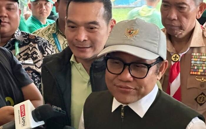 Menteri Koordinator Bidang Pemberdayaan Masyarakat (Menko PM) Abdul Muhaimin Iskandar (kanan) bersama Anggota Komisi IV DPR RI Daniel Johan memberikan keterangan di Jakarta, Sabtu (29/11/2025). FOTO: ANTARA/Rio Feisal