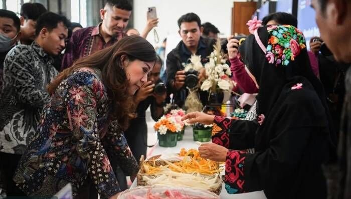 Menkomdigi Meutya Hafid dalam forum Pengembangan Kapasitas Usaha (PKU) Akbar bertema “Digital Kuat, Ekonomi Meningkat, Ibu-Ibu Mekaar Pahlawan Keluarga Hebat” di Kabupaten Deli Serdang, Sumatra Utara. FOTO : ANTARA/HO-Kementerian Komdigi