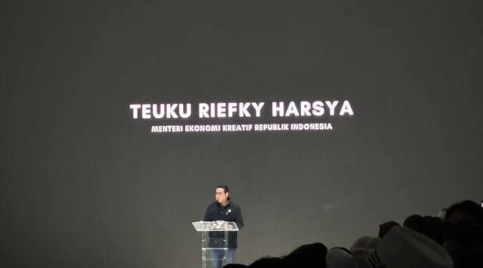 Menteri Ekonomi Kreatif (Menekraf) Teuku Riefky Harsya saat memberikan sambutan dalam fesyen show bertajuk ASEAN Fashion Parade yang digelar di Jakarta, Minggu (2/11/2025). FOTO : ANTARA/Sinta Ambar.