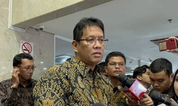 Menteri Keuangan Purbaya Yudhi Sadewa menjawab pertanyaan wartawan saat ditemui di Kompleks Parlemen Jakarta, Kamis (27/11/2025). FOTO : ANTARA/Imamatul Silfia.