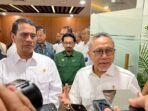Menteri Koordinator Bidang Pangan Zulkifli Hasan (kanan) didampingi Menteri Pertanian sekaligus Kepala Badan Pangan Nasional Andi Amran Sulaiman (kiri) menjawab pertanyaan awak media di Jakarta, Selasa (11/11/2025). FOTO :ANTARA/Harianto