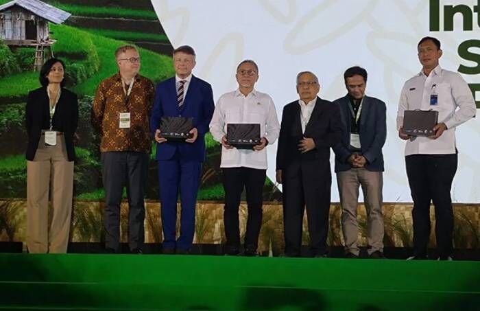 Menteri Koordinator Bidang Pangan Zulkifli Hasan (Zulhas) (tengah) menghadiri International Sustainable Rice Forum (ISRF) 2025 di Jakarta, Senin. FOTO : ANTARA/Aria Ananda