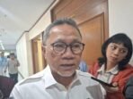 Menteri Koordinator (Menko) Bidang Pangan Zulkifli Hasan menjawab pertanyaan dari wartawan di Jakarta, Rabu (19/11/2025). FOTO : ANTARA/Aji Cakti.