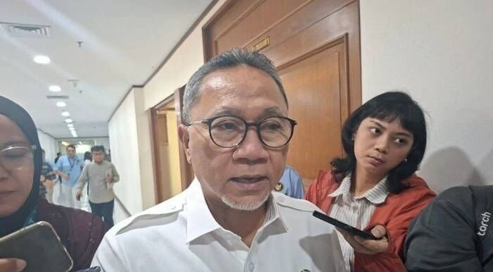 Menteri Koordinator (Menko) Bidang Pangan Zulkifli Hasan menjawab pertanyaan dari wartawan di Jakarta, Rabu (19/11/2025). FOTO : ANTARA/Aji Cakti.