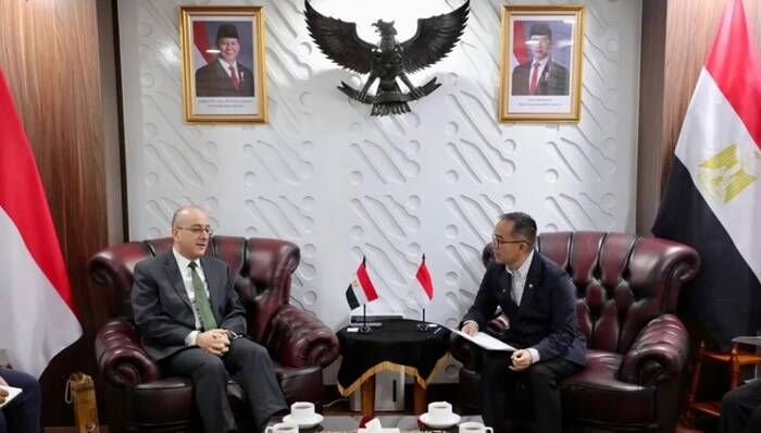 Menteri Pendidikan Tinggi, Sains, dan Teknologi (Mendiktisaintek) Brian Yuliarto (kanan) saat menerima kunjungan kehormatan Duta Besar (Dubes) Mesir untuk Indonesia Yasser Hassan Farag Elshemy (kiri) di kantor Kemdiktisaintek, Jakarta, Kamis (6/11/2025). FOTO : ANTARA/HO-Kemdiktisaintek.