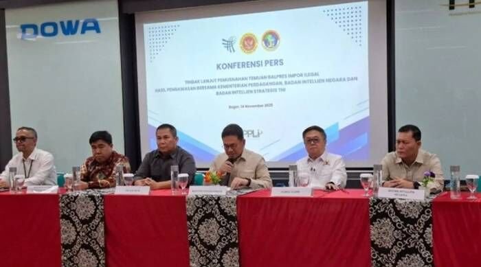 Menteri Perdagangan (Mendag) Budi Santoso menyampaikan keterangan kepada awak media dalam konferensi pers tindak lanjut temuan balpres impor ilegal hasil pengawasan bersama di Nambo, Kabupaten Bogor, Jawa Barat pada Jumat (14/11/2025). FOTO : ANTARA/Aji Cakti