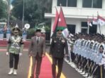 Menteri Pertahanan RI Sjafrie Sjamsoeddin (kiri) dan Kepala Staf Gabungan Angkatan Bersenjata Yordania Major General Pilot Yousef Ahmed Al-Hunaity (kanan) saat memeriksa pasukan kantor Kementerian Pertahanan, Jakarta Pusat, Jumat (14/11/2025). FOTO : ANTARA/Walda Marison