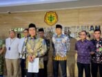 Menteri Pertanian Andi Amran Sulaiman (depan\), Wakil Menteri Pertanian Sudaryono (empat kanan baris kedua), dan jajaran Kementan dalam jumpa pers di Jakarta, Jumat (28/11/2025). FOTO : ANTARA/Harianto.