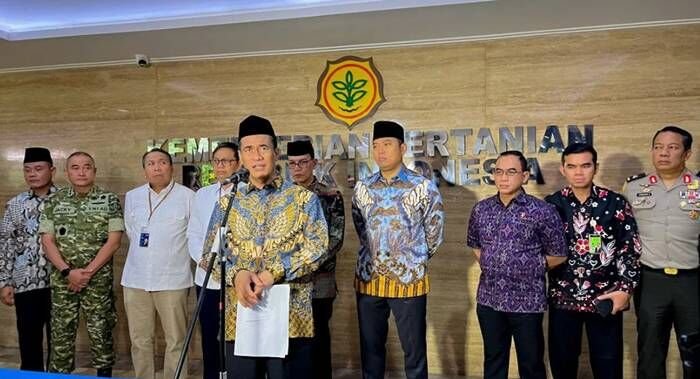 Menteri Pertanian Andi Amran Sulaiman (depan\), Wakil Menteri Pertanian Sudaryono (empat kanan baris kedua), dan jajaran Kementan dalam jumpa pers di Jakarta, Jumat (28/11/2025). FOTO : ANTARA/Harianto.
