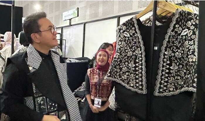 Menteri Perdagangan (Mendag) Budi Santoso mengunjungi salah satu booth pelaku usaha mikro, kecil, dan menengah (UMKM) pada pameran Jakarta Muslim Fashion Week (JMFW) 2026, di Jakarta, Kamis (6/11/2025). FOTO: ANTARA/Maria Cicilia Galuh