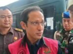 Tersangka kasus dugaan korupsi pengadaan alat TIK berupa laptop Chromebook di Kementerian Pendidikan, Kebudayaan Riset dan Teknologi (Kemendikbudristek) periode 2019–2022, Nadiem Makarim, menyapa awak media di Gedung Jampidsus Kejaksaan Agung, Jakarta, Selasa (14/10/2025). FOTO : ANTARA/Nadia Putri Rahmani/pri. Tersangka kasus dugaan korupsi pengadaan alat TIK berupa laptop Chromebook di Kementerian Pendidikan, Kebudayaan Riset dan Teknologi (Kemendikbudristek) periode 2019–2022, Nadiem Makarim, menyapa awak media di Gedung Jampidsus Kejaksaan Agung, Jakarta, Selasa (14/10/2025). FOTO : ANTARA/Nadia Putri Rahmani/pri.