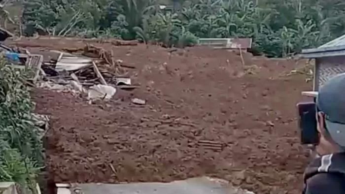 Operasi pencarian korban longsor di Dusun Situkung, Desa Pandanarum, Kecamatan Pandanarum, Banjarnegara kembali dilanjutkan pada Senin pagi, 17 November 2025. Foto: Dok. Antara