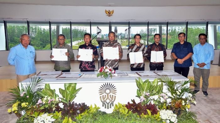 Otorita IKN menandatangani kontrak kerja sama pembangunan embung di Kawasan Inti Pusat Pemerintahan (KIPP) 1B dan 1C serta kolam retensi bersama sejumlah penyedia jasa, yaitu PT Bumi Karsa, PT Adhi Karya (Persero) Tbk, dan PT Nindya Karya, pada Kamis (27/11/2025). Foto: HO/Humas Otorita IKN