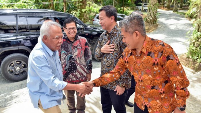Otorita IKN resmi menandatangani perjanjian kerja sama dengan PT Nusantara Sembcorp Solar Energi (NSSE), sebuah Joint Venture Company milik PLN Nusantara Renewables dan SembCorp Utilities Pte. Ltd. pada Kamis (27/11/2025). Foto: HO/Humas Otorita IKN