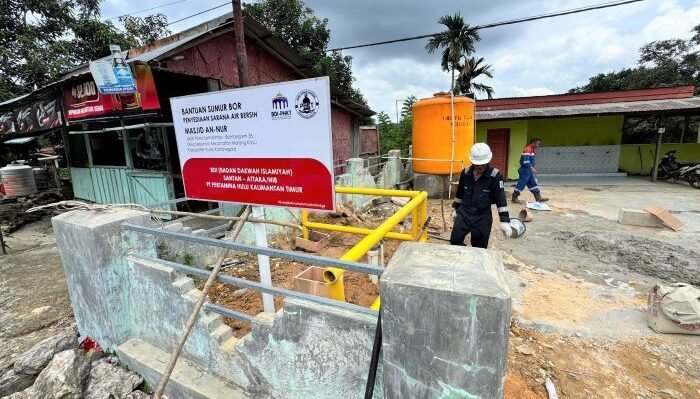 PHKT bersama Badan Dakwah Islam (BDI) Santan Terminal meresmikan bantuan sumur bor di Desa Sebuntal, Kecamatan Marangkayu, Kutai Kartanegara, pada 24 Oktober 2025. Foto: HO/PHKT