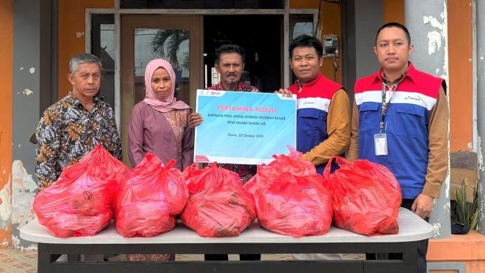PHSS menyalurkan bantuan konsumsi darurat bagi masyarakat terdampak banjir di tiga desa di wilayah Kecamatan Muara Badak, Kukar, pada Kamis, 23 Oktober 2025. Foto: HO/PHSS